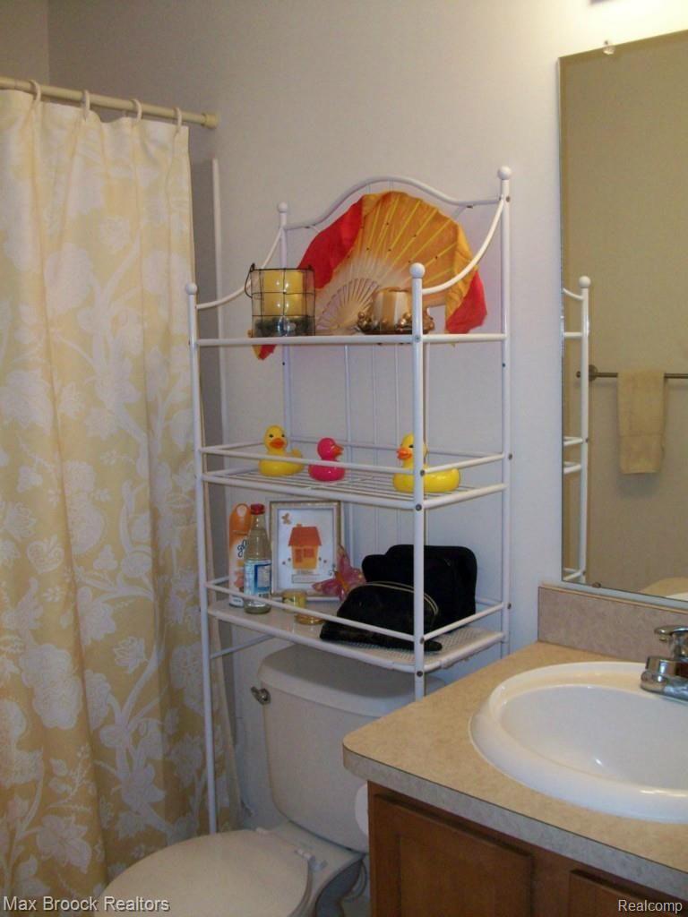 1107 Beaver Run, Unit 78 Troy, MI 48083 - Photo 21 of 21 Hall bath