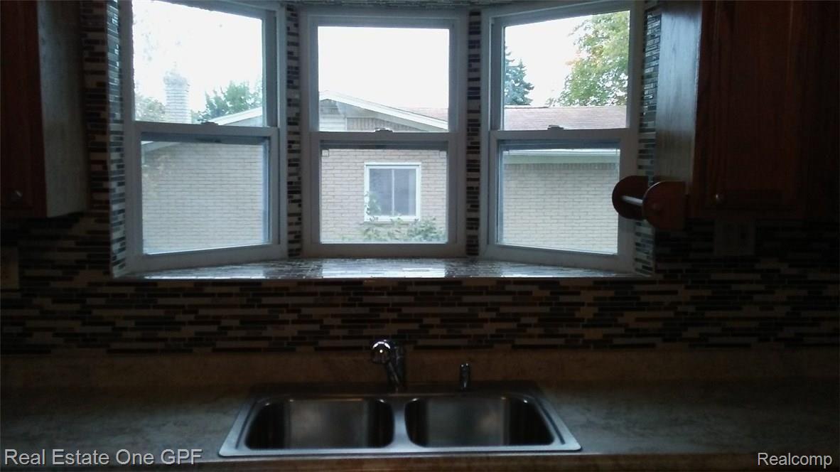 17495 Common Road Roseville, MI 48066 - Photo 9 of 23 009.jpg