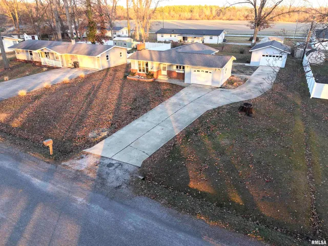 $216,000 | 274 Oaktree Avenue, Salem, IL 62881