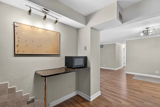 $215,000 | 700 Perrie Drive, Unit 207, Elk Grove Village, IL 60007