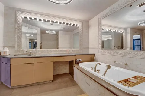 $2,500,000 | 55 West Delaware Place, Unit 1120, Chicago, IL 60610