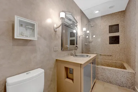 $2,500,000 | 55 West Delaware Place, Unit 1120, Chicago, IL 60610