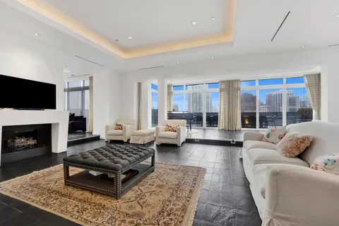 $2,500,000 | 55 West Delaware Place, Unit 1120, Chicago, IL 60610