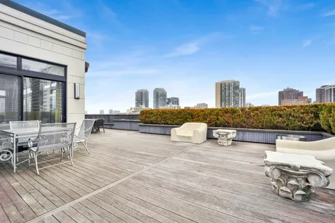 $2,500,000 | 55 West Delaware Place, Unit 1120, Chicago, IL 60610