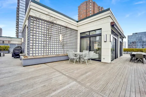 $2,500,000 | 55 West Delaware Place, Unit 1120, Chicago, IL 60610