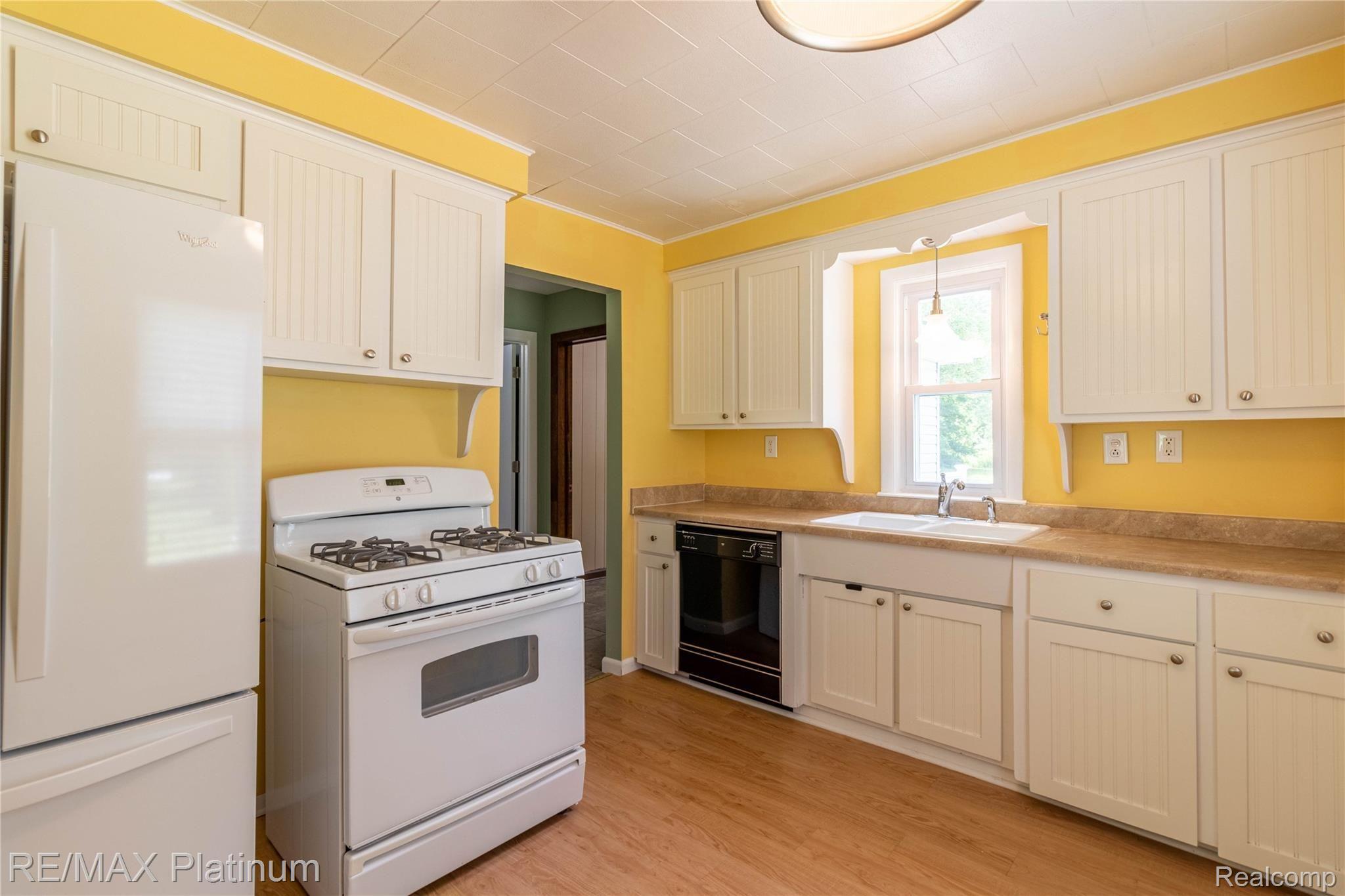 42081 Willis Road Belleville, MI 48111 - Photo 8 of 30 14.Kitchen