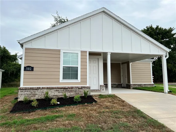$1,575 | 502 North Cresswell Drive, Fayetteville, AR 72704
