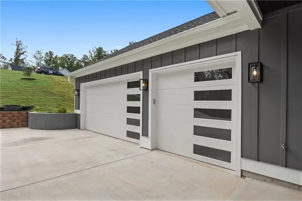 a view of a house with backyard