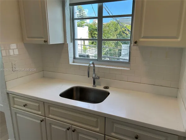 $1,800 | 1025 Meridian Avenue, Unit 207, Miami Beach, FL 33139