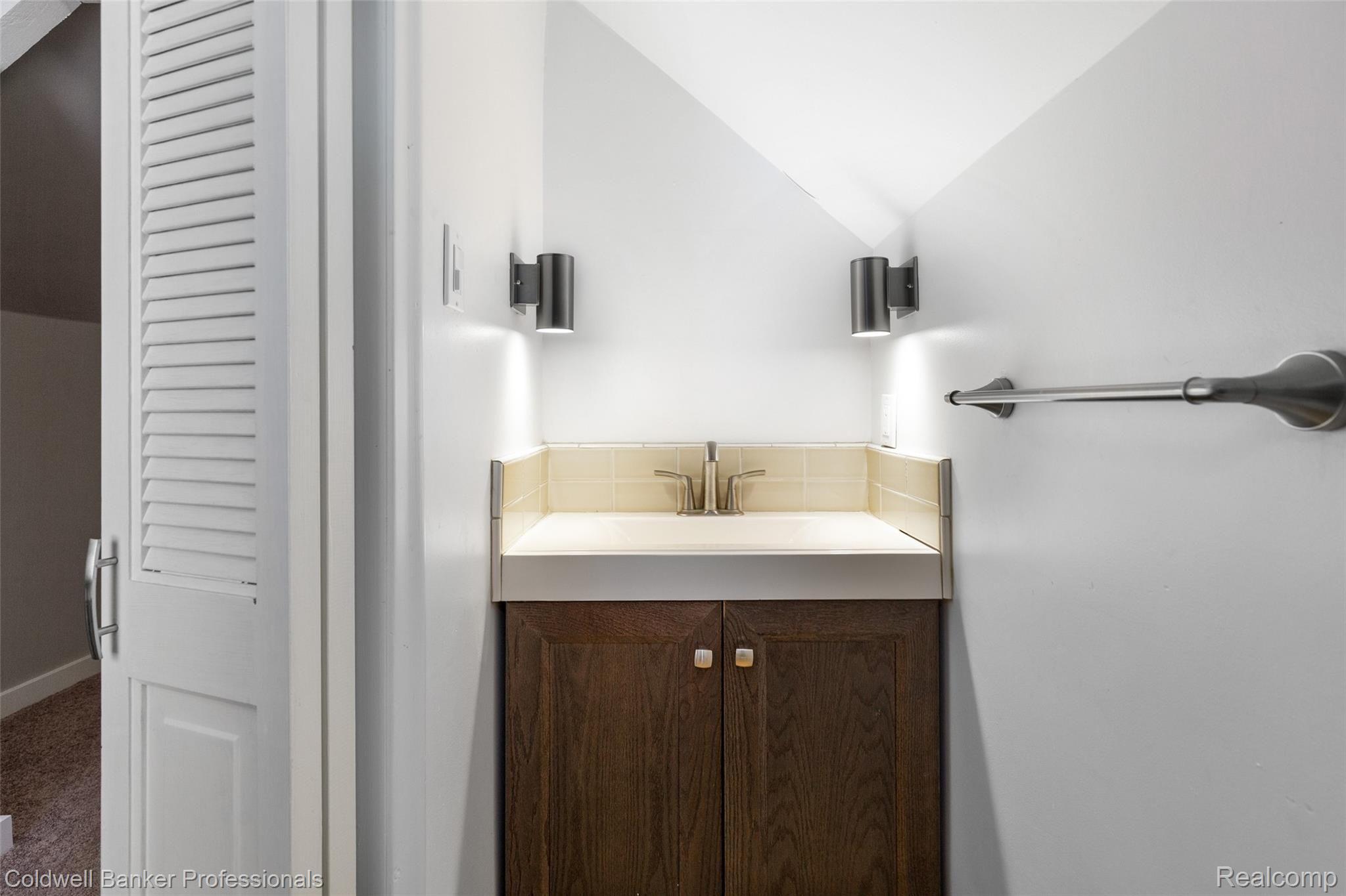 2570 Manchester Road Birmingham, MI 48009 - Photo 20 of 41 Half bath located on second floor