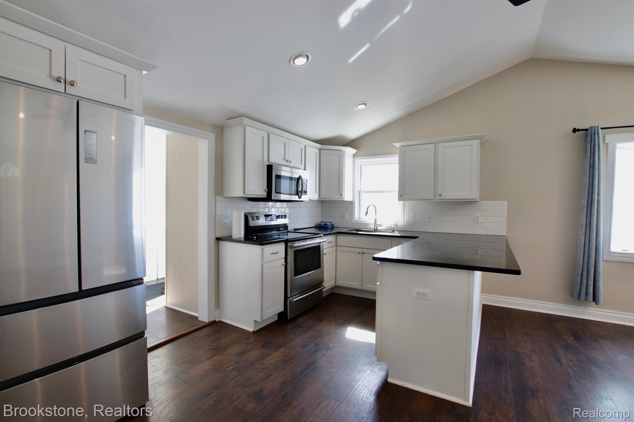 511 4th Street Fenton, MI 48430 - Photo 8 of 22 Kitchen
