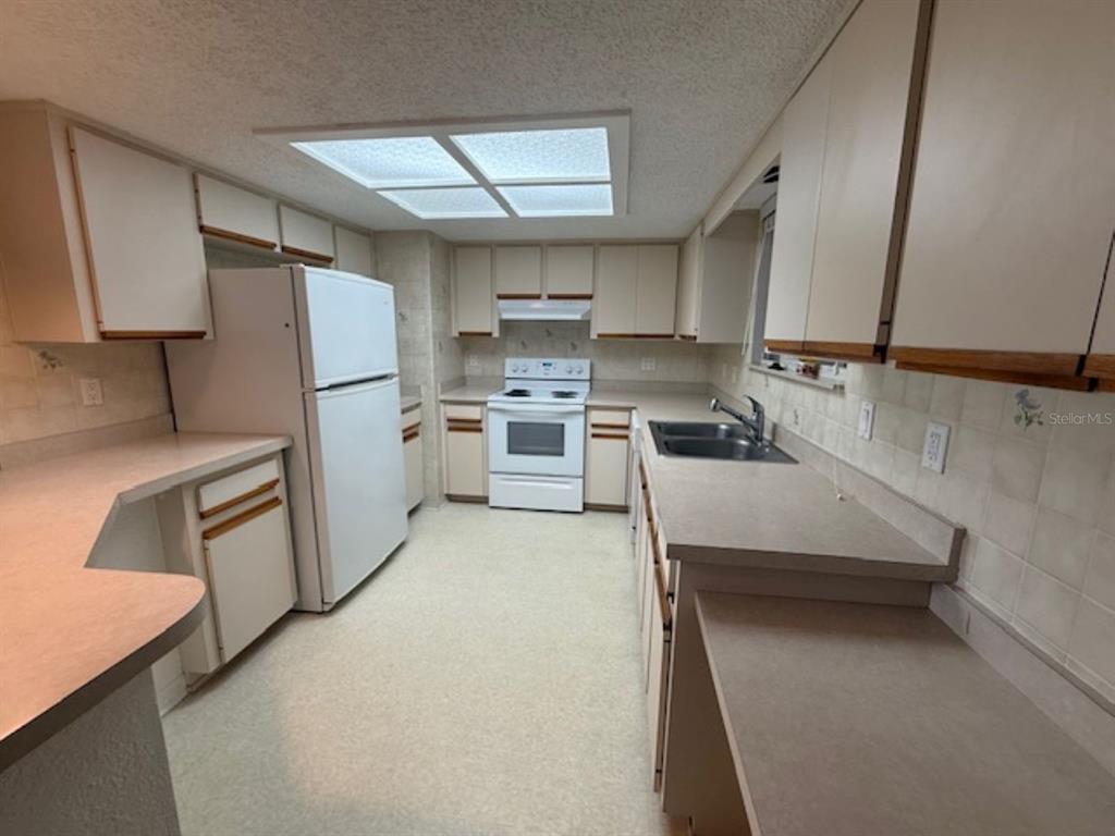 8071 Southwest 109th Place Road Ocala, FL 34481 - Photo 5 of 11 Gallery Image 5