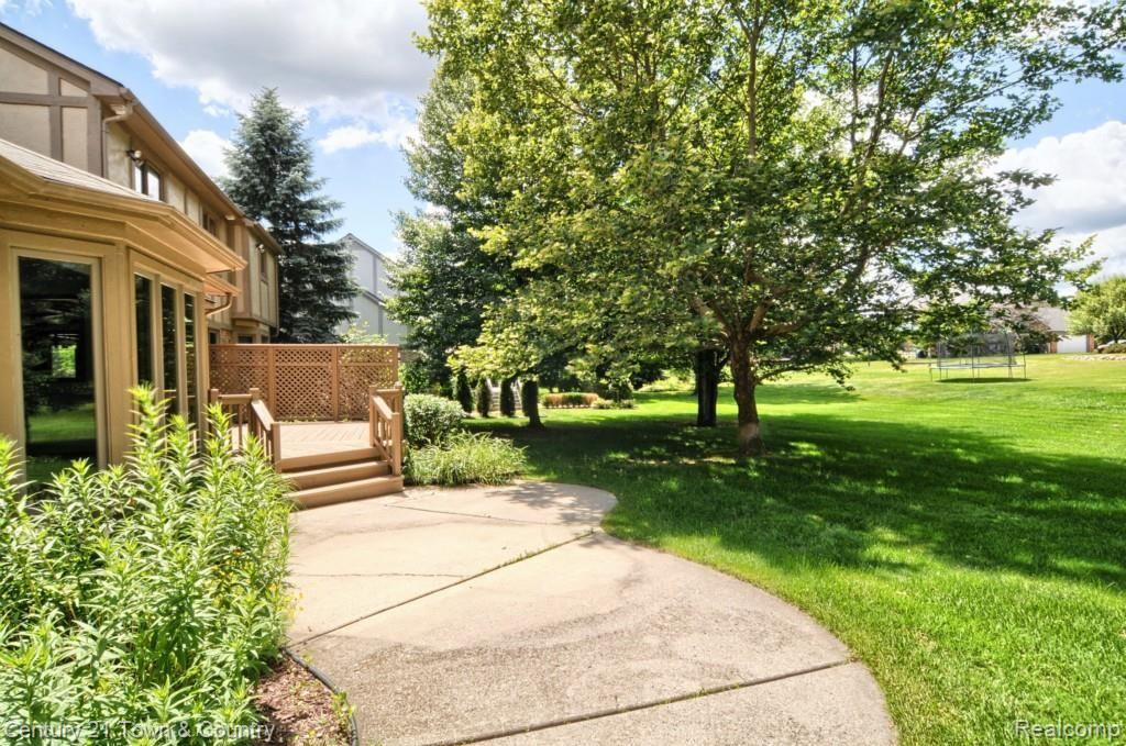 1650 Snowden Circle Rochester, MI 48306 - Photo 31 of 33 Patio.jpg