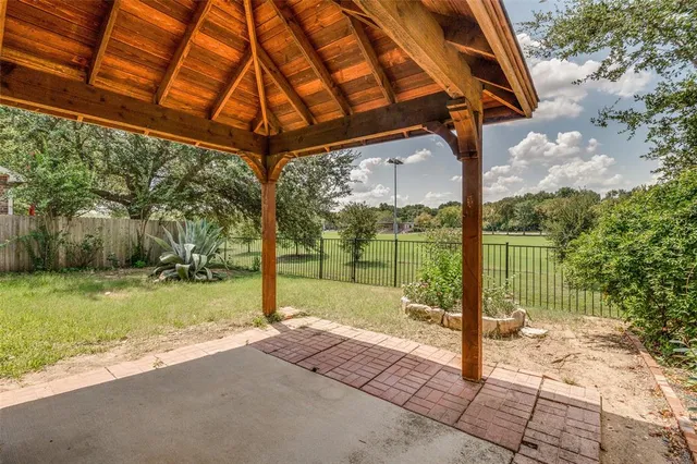 a view of a backyard