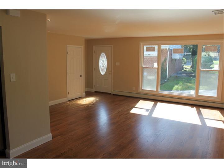 419 Penn Lane Springfield, PA 19064 - Photo 2 of 16 Living Room