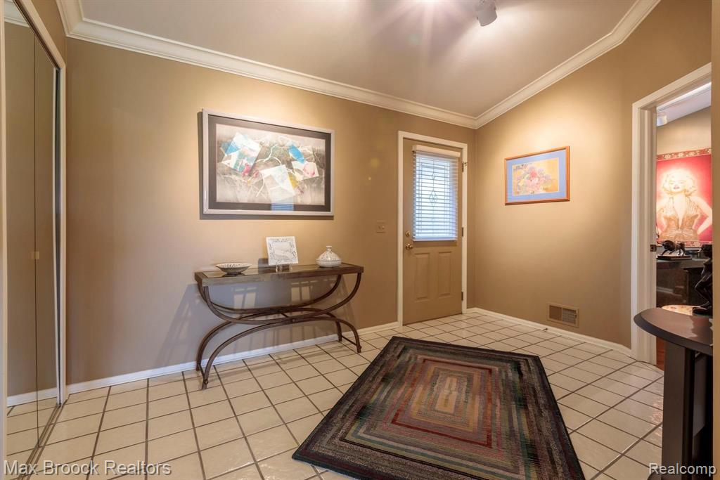 944 Green View Court Rochester Hills, MI 48307 - Photo 4 of 36