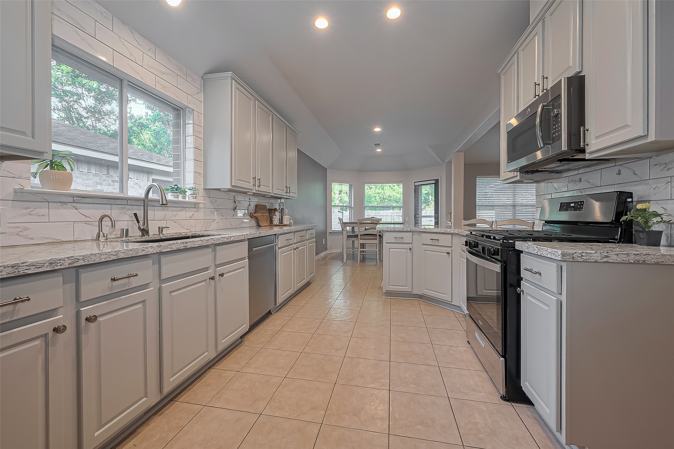 119 Genesee Ridge Drive The Woodlands, TX 77385 - Photo 15 of 32 Large Kitchen