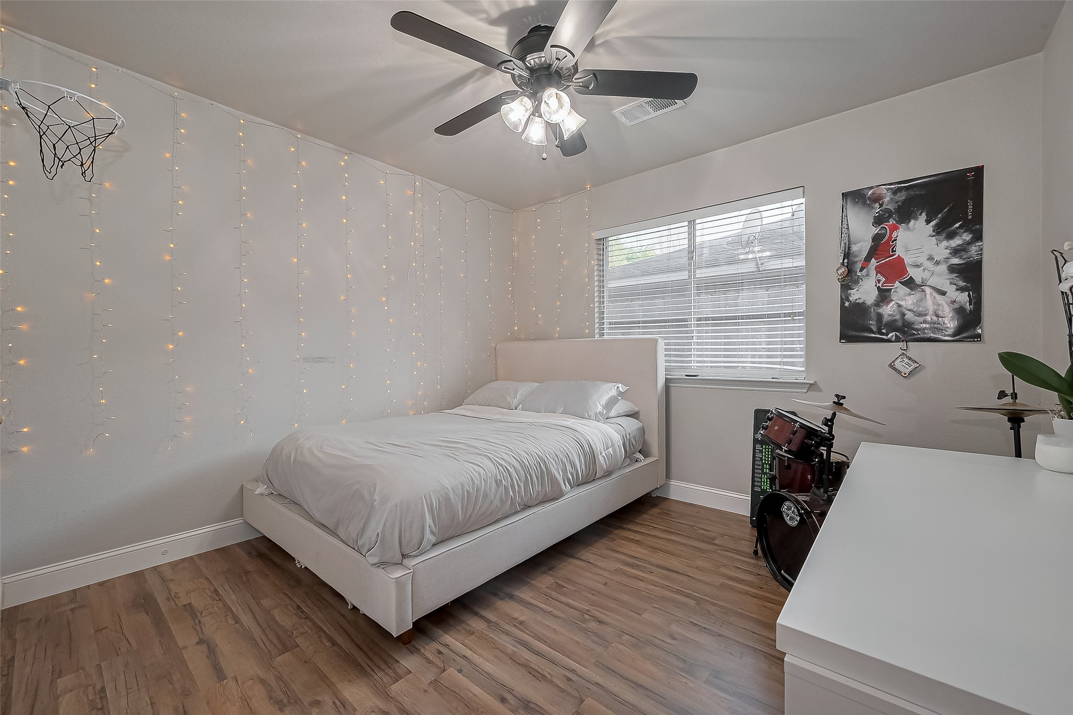 119 Genesee Ridge Drive The Woodlands, TX 77385 - Photo 27 of 32 Secondary Bedroom #3