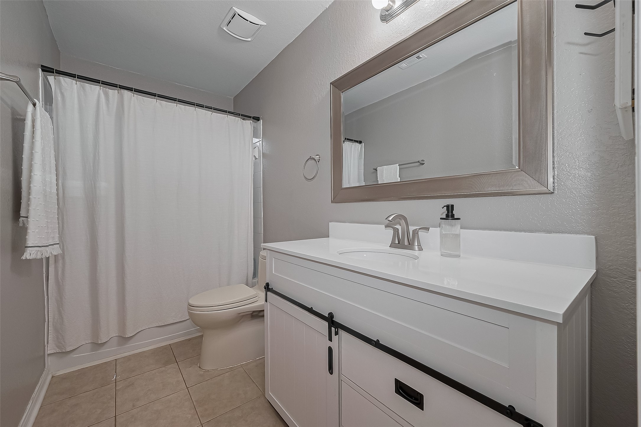 119 Genesee Ridge Drive The Woodlands, TX 77385 - Photo 28 of 32 2nd Bathroom