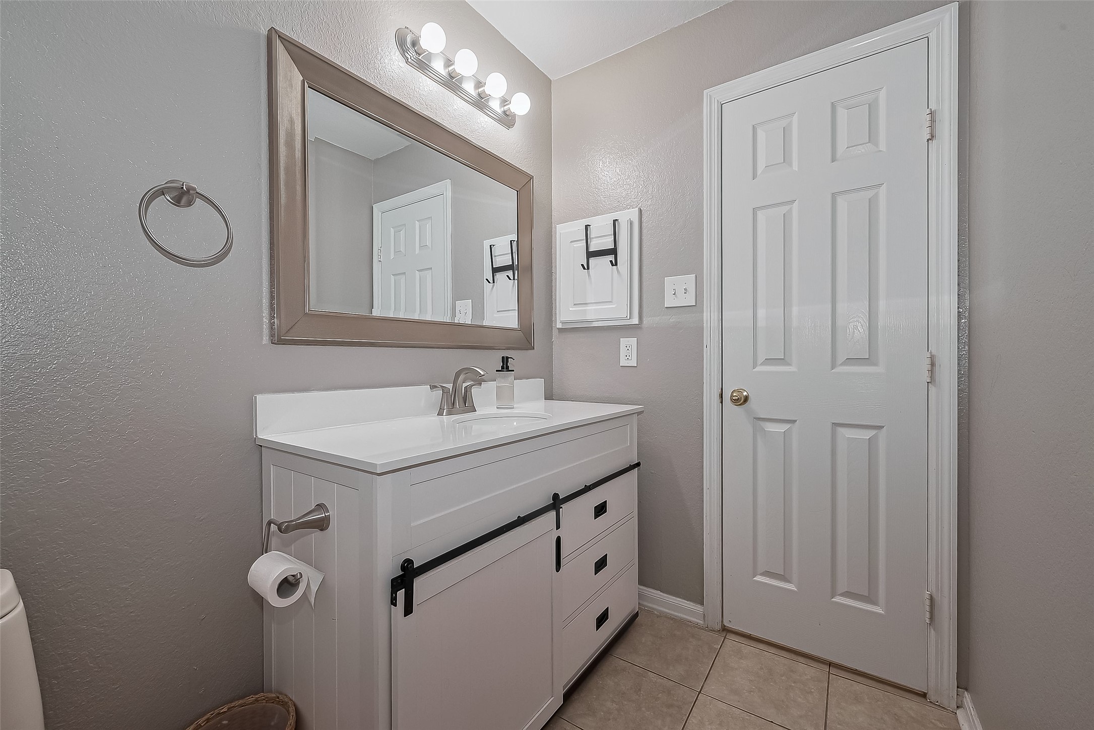 119 Genesee Ridge Drive The Woodlands, TX 77385 - Photo 29 of 32 2nd Bathroom