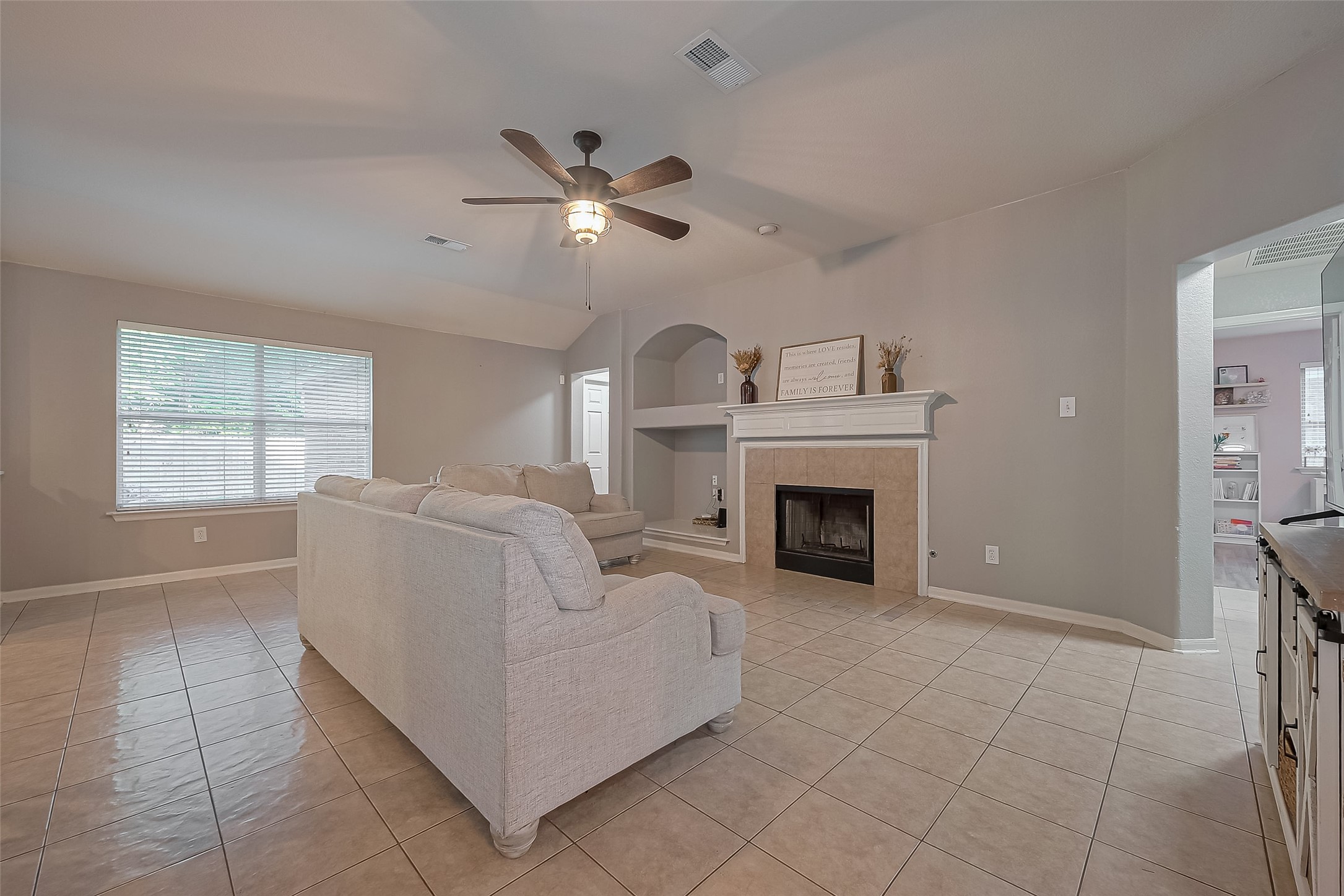 119 Genesee Ridge Drive The Woodlands, TX 77385 - Photo 9 of 32 Living Room