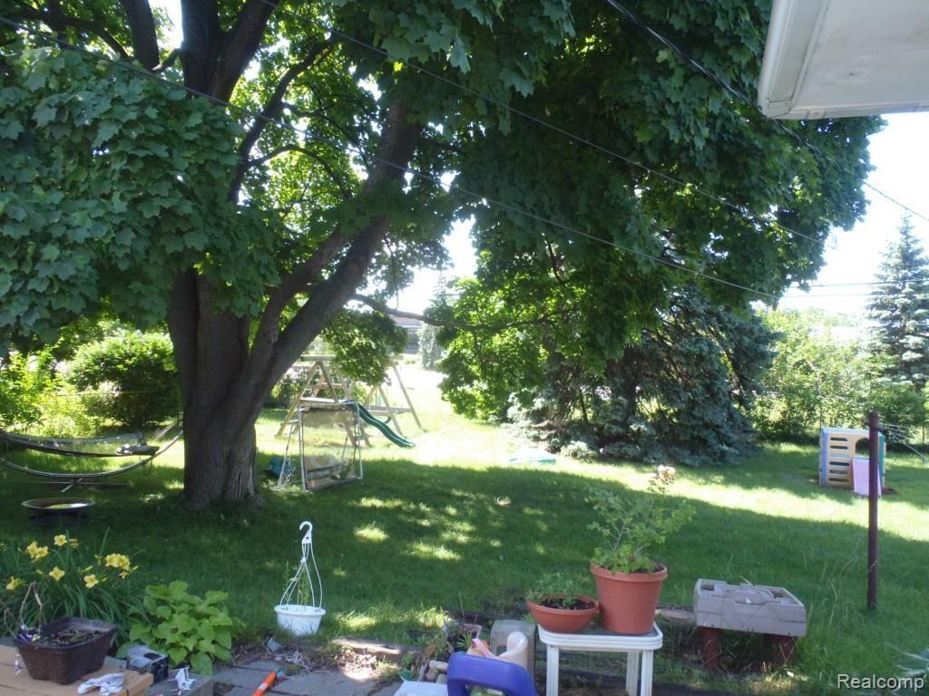 3579 Mark Road Waterford, MI 48328 - Photo 14 of 17 ANOTHER VIEW OF THIS GREAT YARD