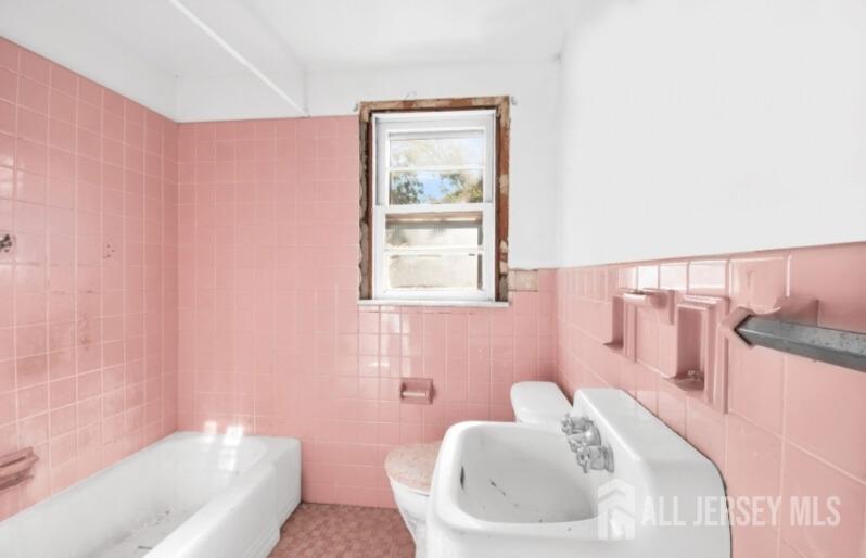 20 High Street New Providence, NJ 07974 - Photo 31 of 31 a bathroom with a bathtub sink and toilet