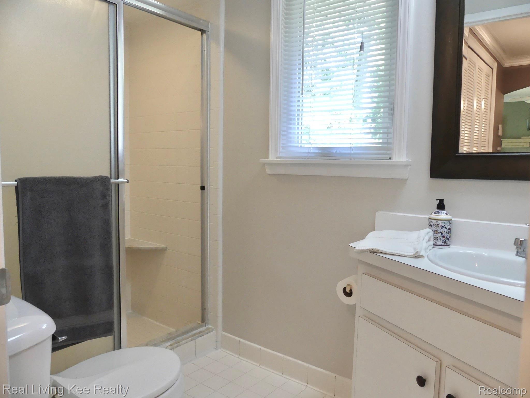 219 Beechview Drive Rochester, MI 48306 - Photo 38 of 64 Master bath