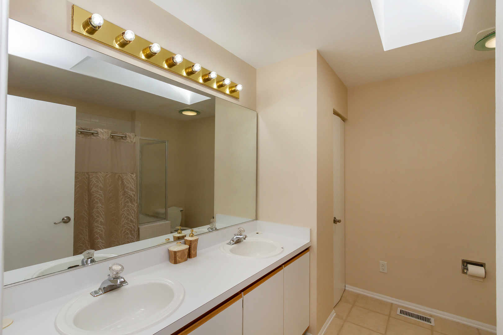 715 Bent Ridge Lane Elgin, IL 60120 - Photo 15 of 20 a bathroom with a sink and a mirror