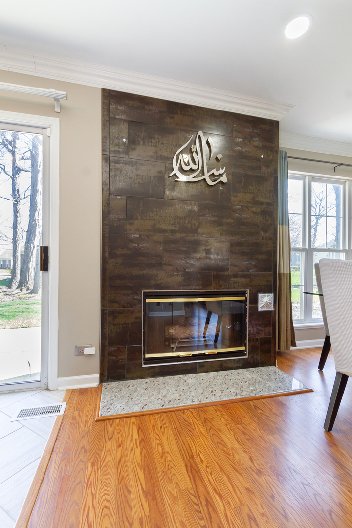 715 Bent Ridge Lane Elgin, IL 60120 - Photo 4 of 20 a view of a livingroom with furniture and a fireplace