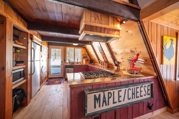 $549,000 | 13 Yodeling Lane, West Dover, VT 05356