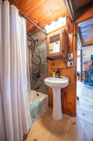 $549,000 | 13 Yodeling Lane, West Dover, VT 05356