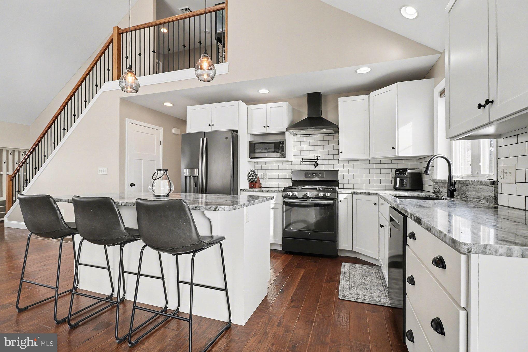 467 Hamilton Court Manheim, PA 17545 - Photo 11 of 48 a kitchen with cabinets and chairs