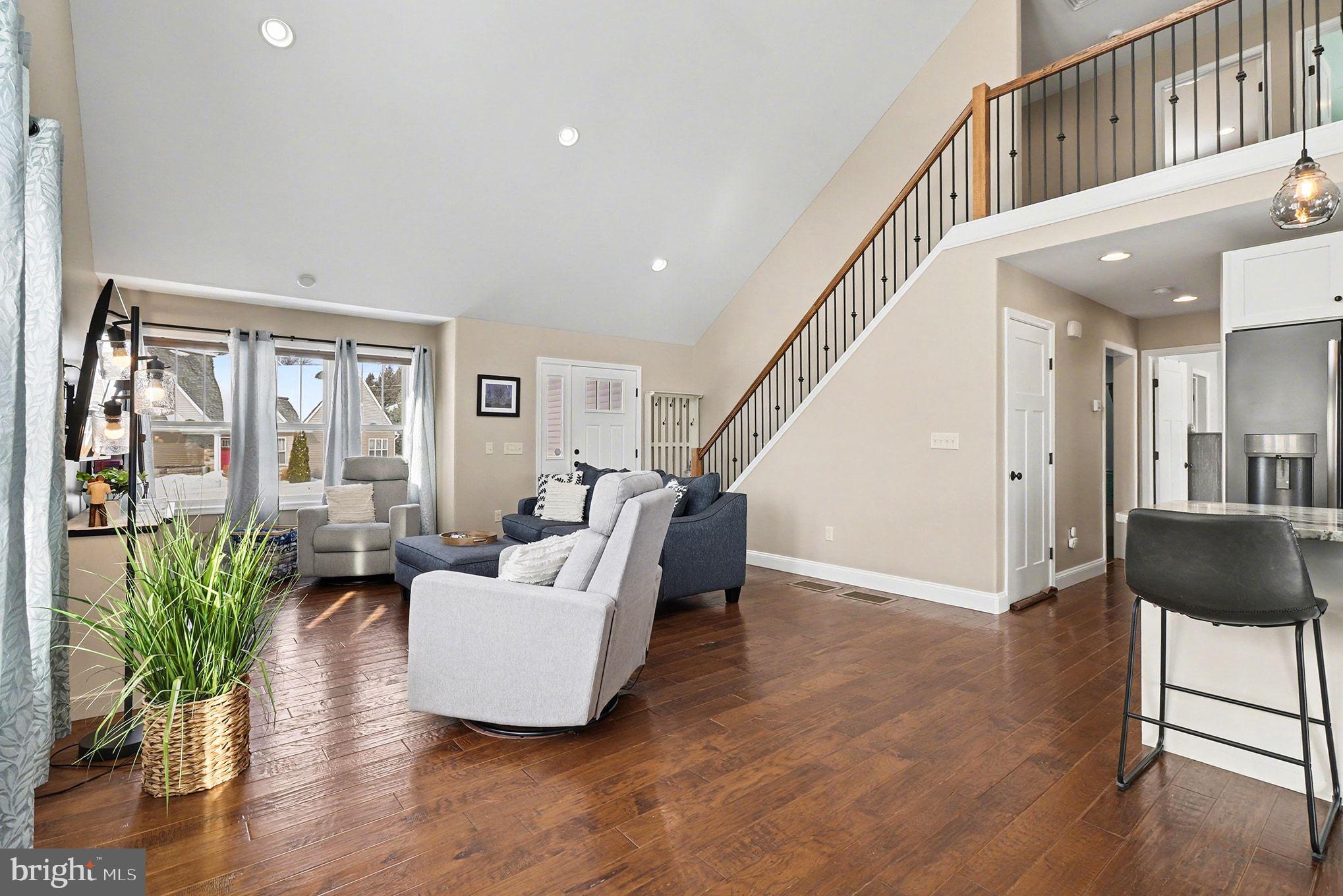 467 Hamilton Court Manheim, PA 17545 - Photo 10 of 48 a living room with furniture and a potted plant