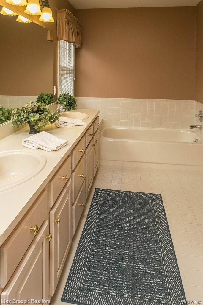 1051 Pointe Pl Boulevard Rochester, MI 48307 - Photo 21 of 37 1051PointePlBlvd-21.jpg
