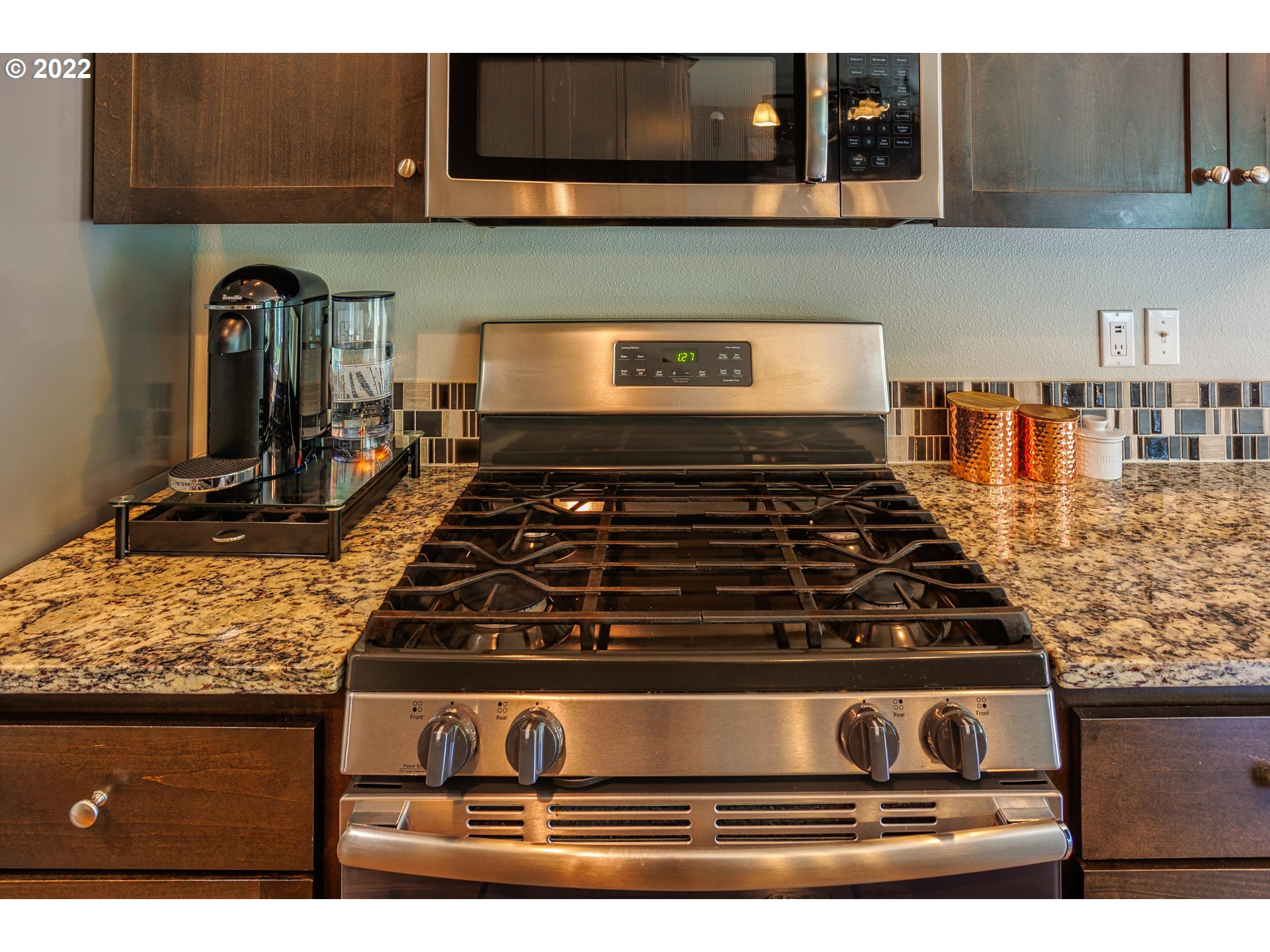 2732 South Red Tail Loop Ridgefield, WA 98642 - Photo 10 of 28 a stove top oven sitting inside of a kitchen