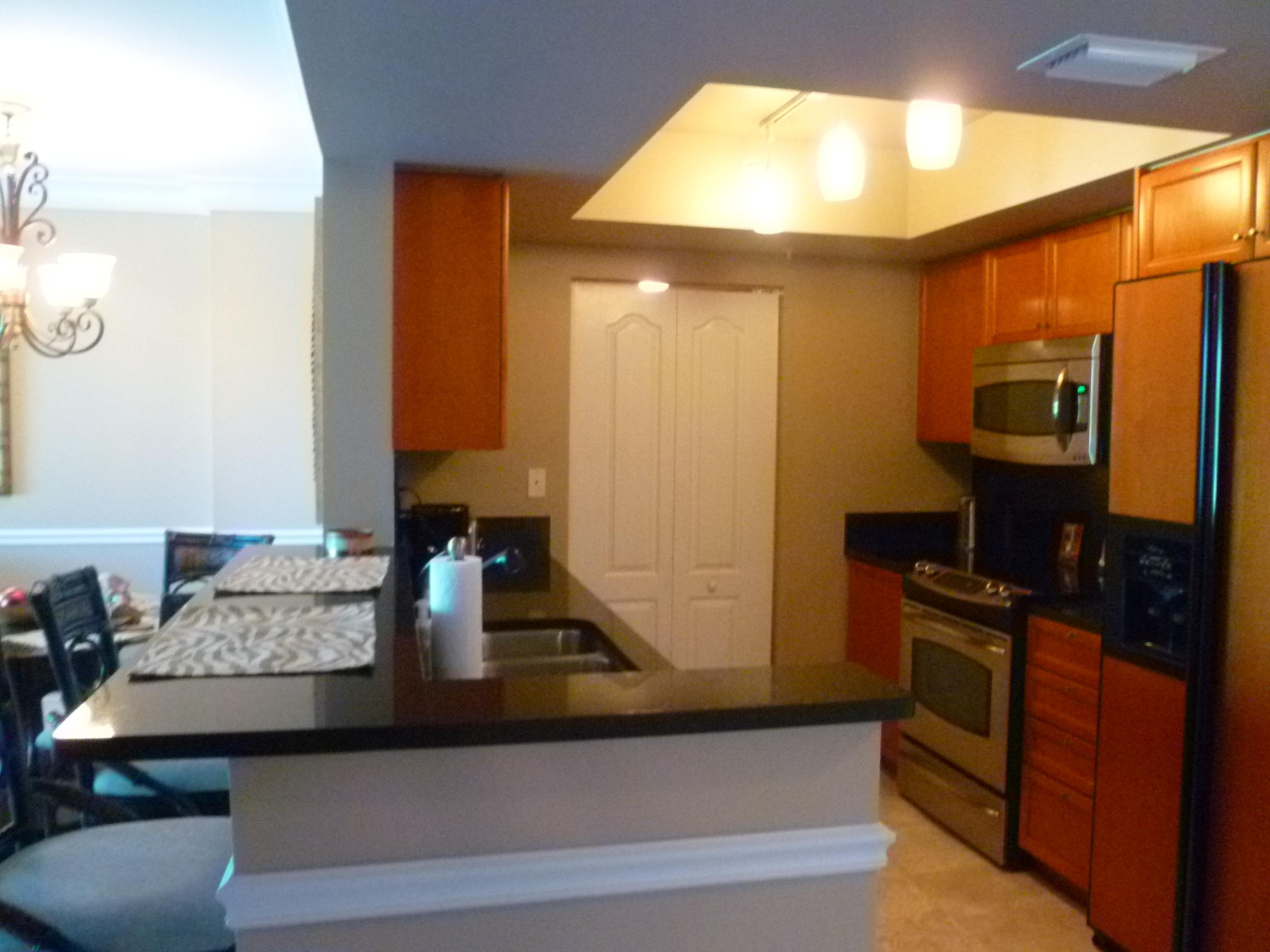 99 Southeast Mizner Boulevard, Unit 311 Boca Raton, FL 33432 - Photo 6 of 37 Kitchen