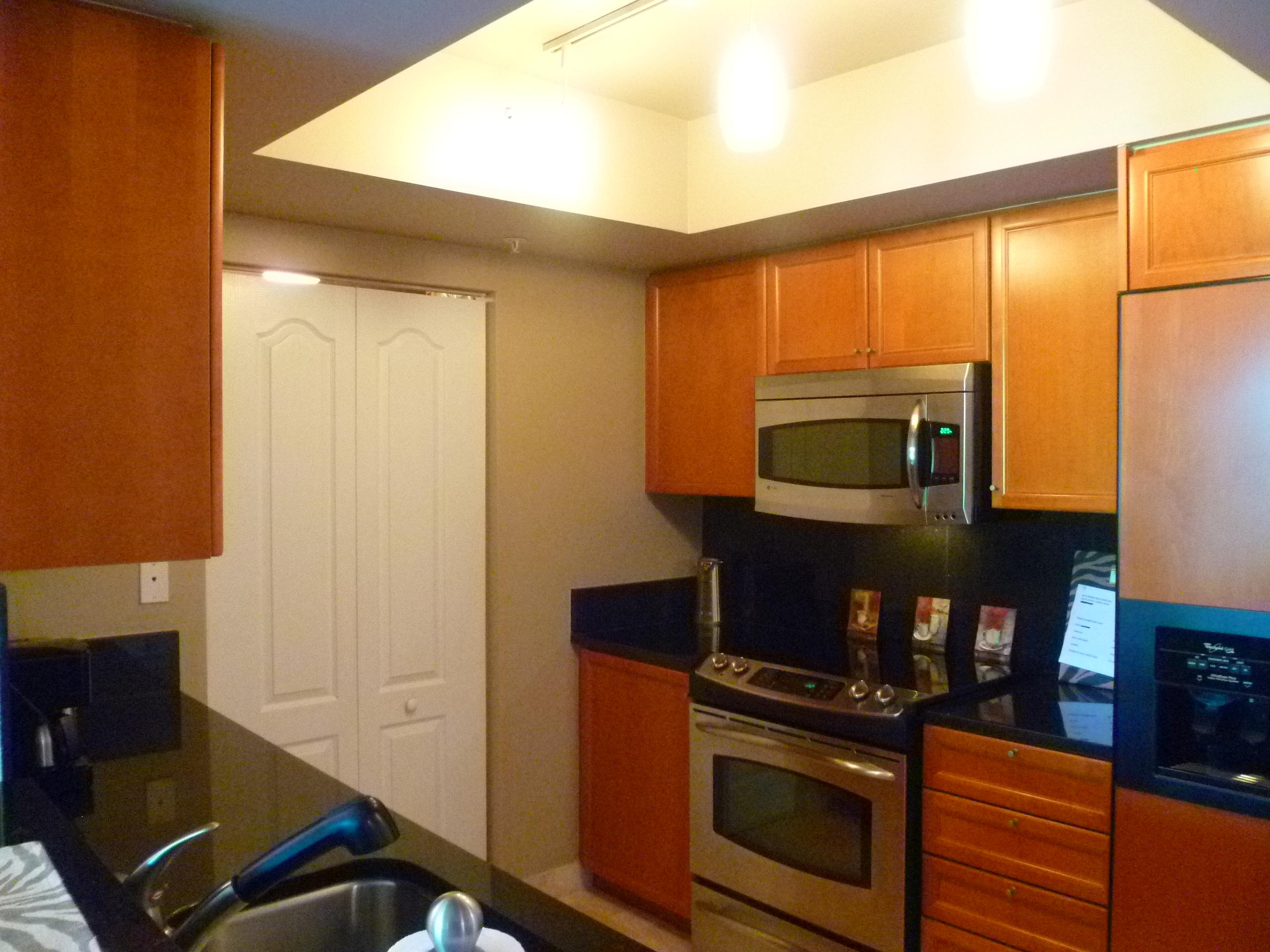 99 Southeast Mizner Boulevard, Unit 311 Boca Raton, FL 33432 - Photo 7 of 37 Kitchen