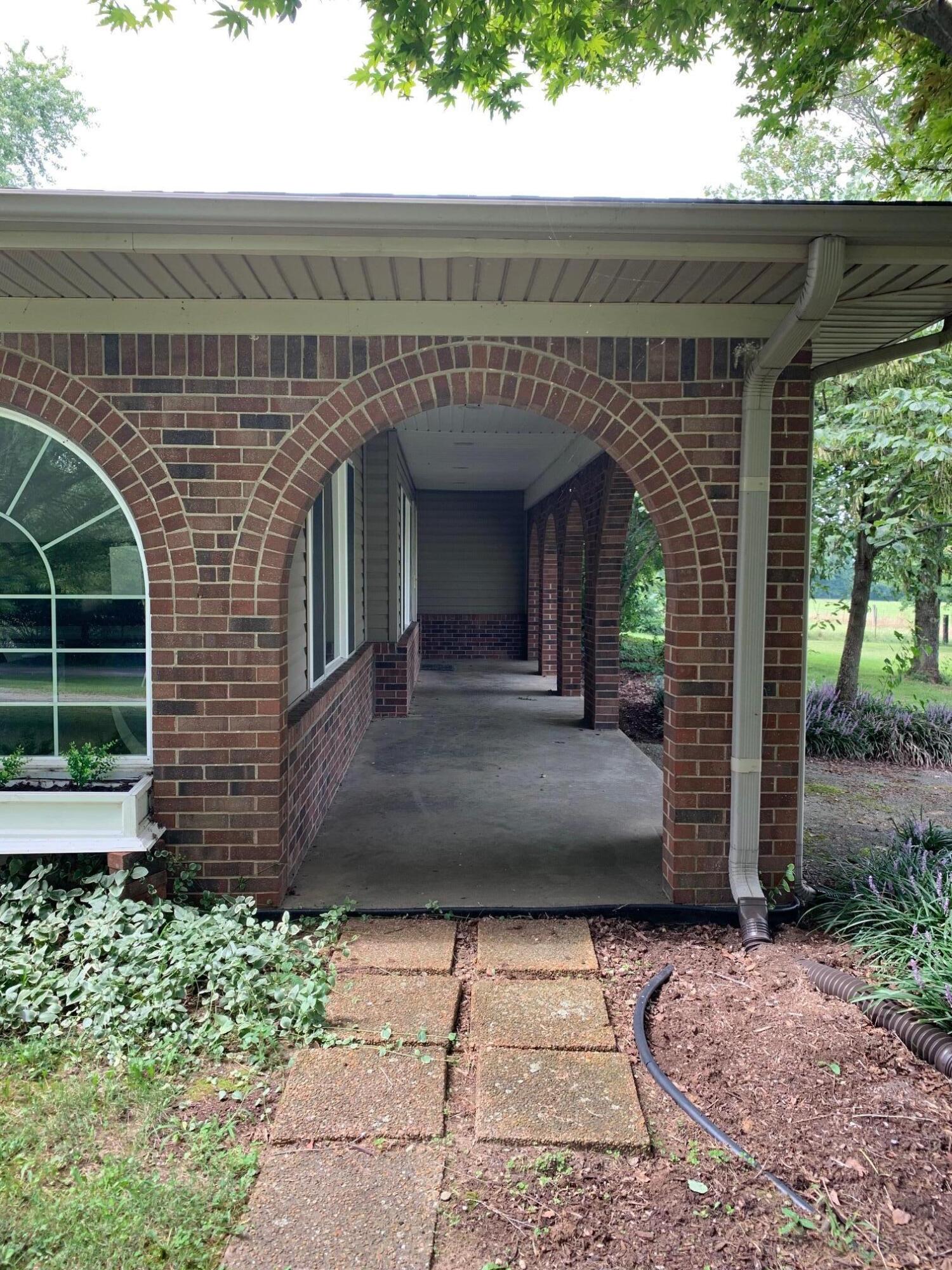 795 Waterworks Road Danville, KY 40422 - Photo 5 of 33 795 Waterworks Road Arches to front