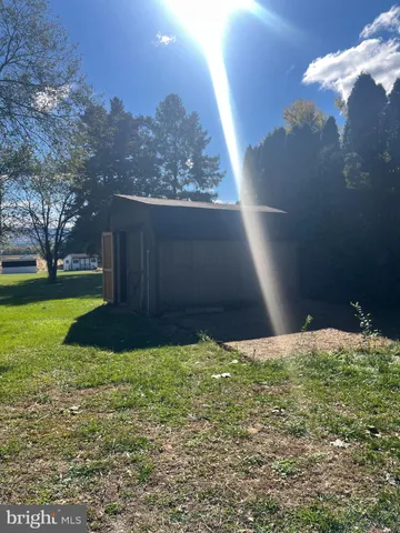 a view of backyard with garden