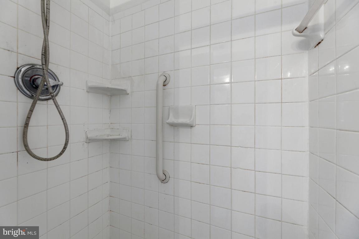 8488 Stonewall Road Manassas, VA 20110 - Photo 20 of 43 Primary bathroom