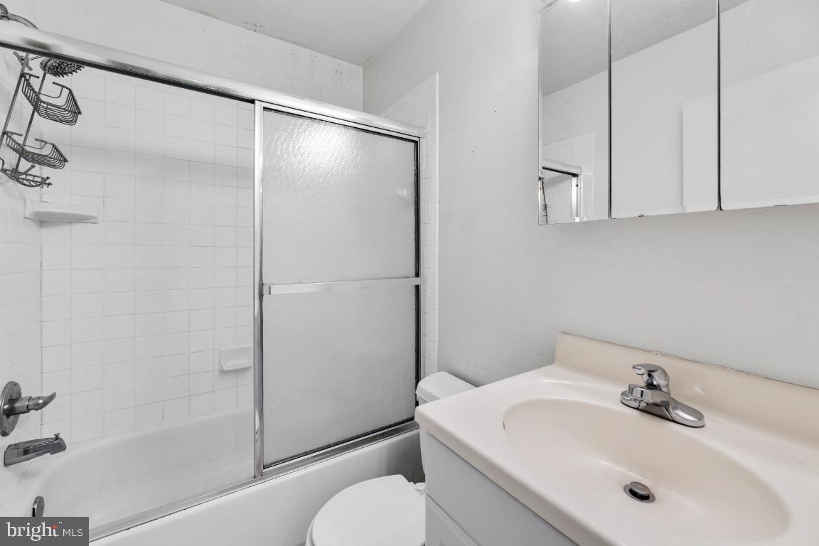 8488 Stonewall Road Manassas, VA 20110 - Photo 24 of 43 Upper level hall bathroom
