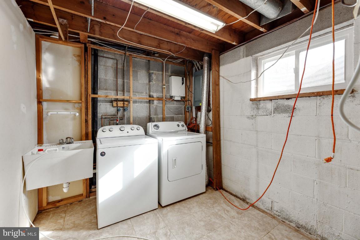 8488 Stonewall Road Manassas, VA 20110 - Photo 33 of 43 Laundry room