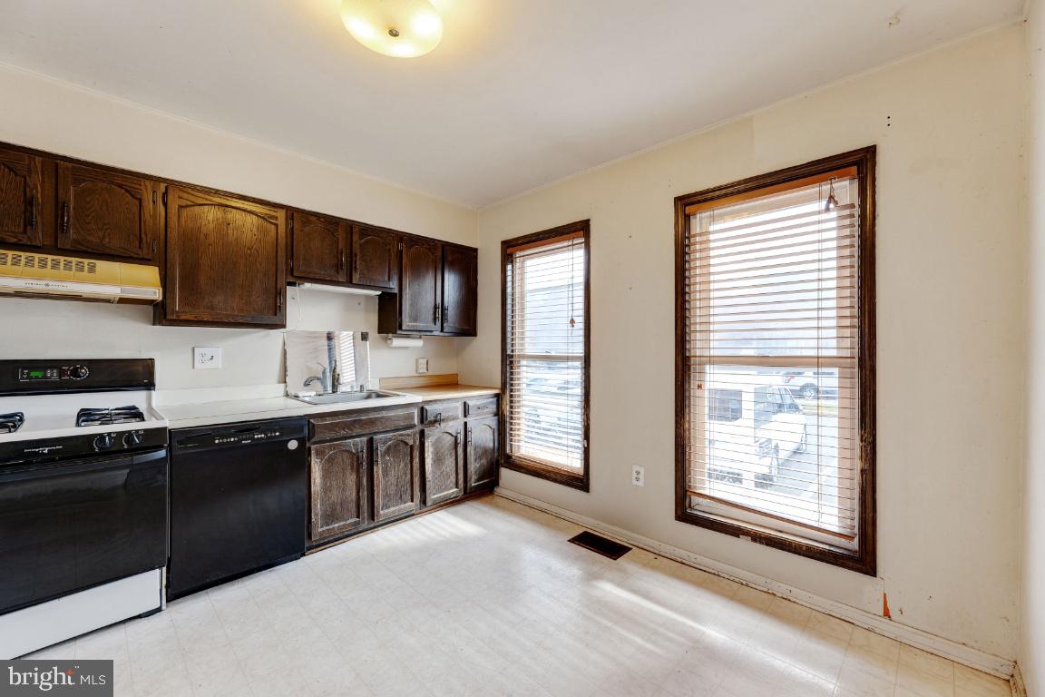 Spacious kitchen with two light and bright windows