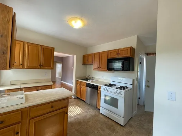 $3,200 | 274 Newtonville Avenue, Unit 274, Newton, MA 02460