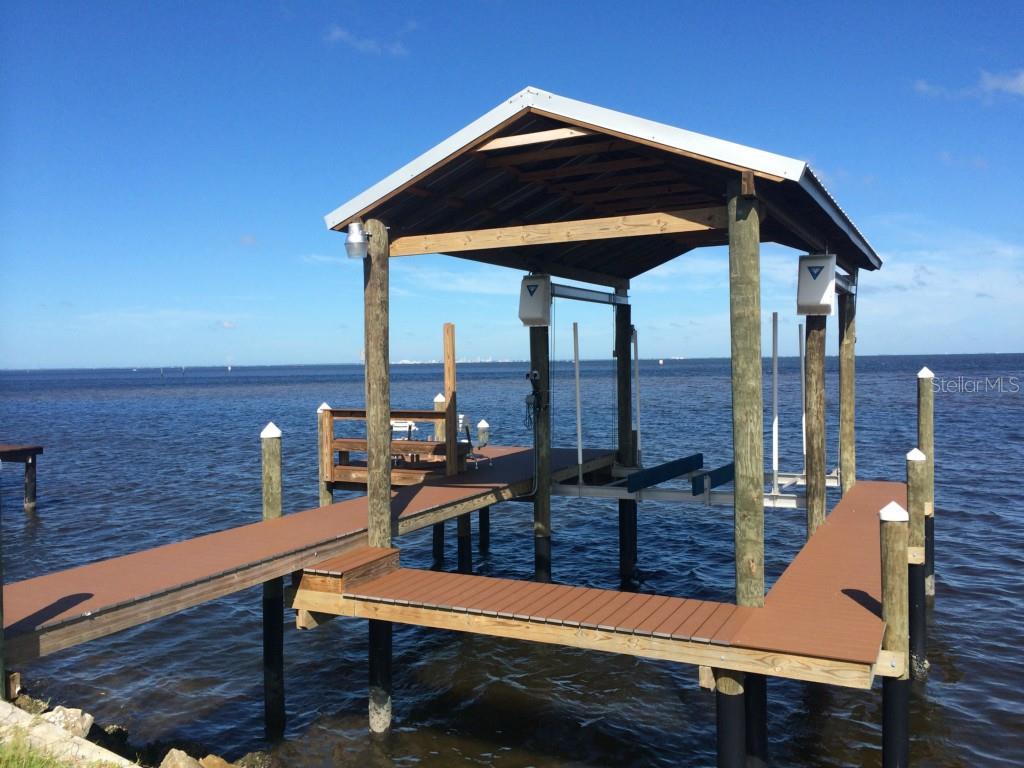 a view of sitting area with sitting area