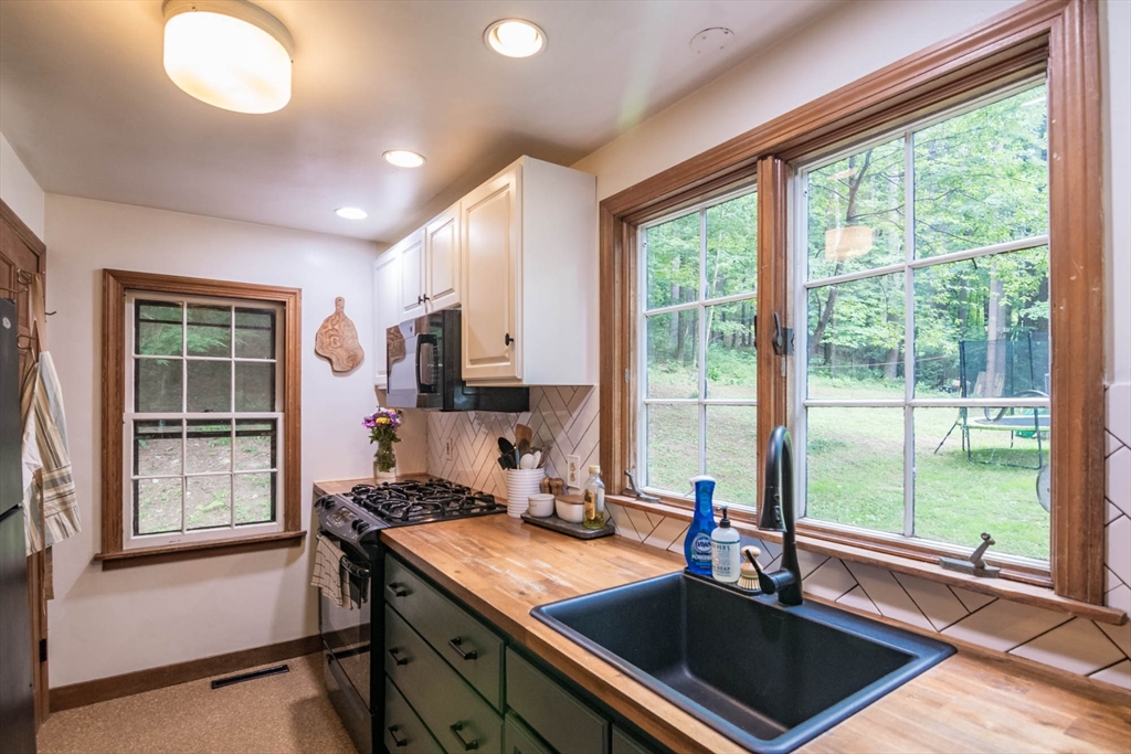 132 Shutesbury Road Leverett, MA 01054 - Photo 9 of 23 Gallery Image 9