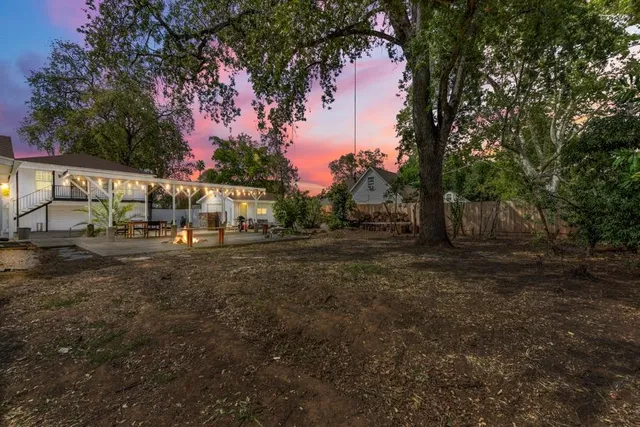 a view of a house with backyard