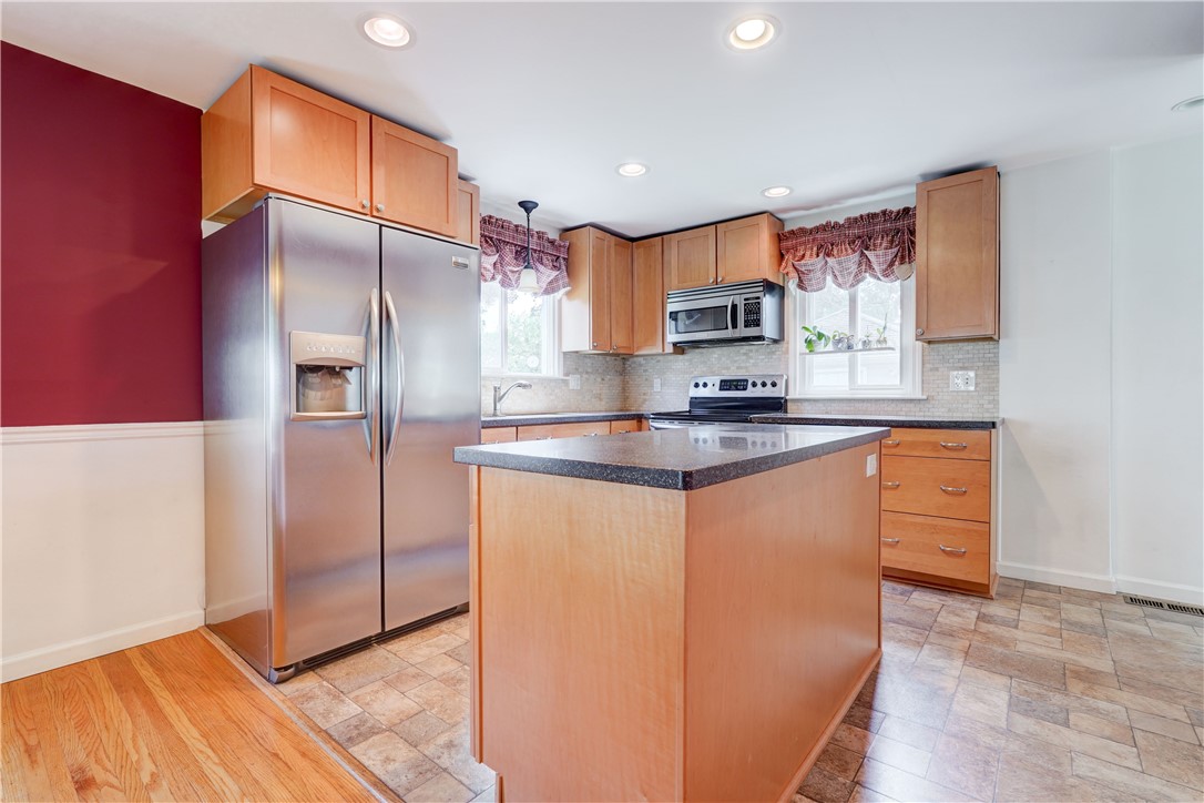 33 Catalpa Road Irondequoit, NY 14617 - Photo 4 of 22 Large Modern Kitchen