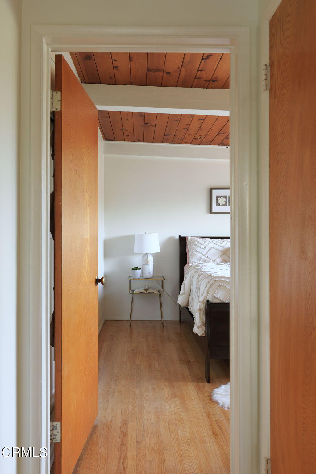 1190 Riviera Drive Pasadena, CA 91107 - Photo 22 of 36 a bedroom with a bed and lamp